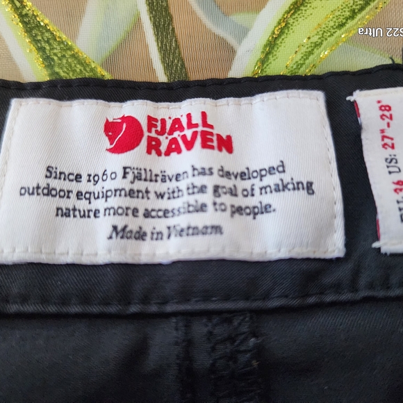 Fjallraven Black Capris for Versatile Wear - Picture 2 of 10